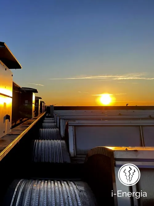profilo aziendale: tramonto su i tetti con pannelli fotovoltaici
